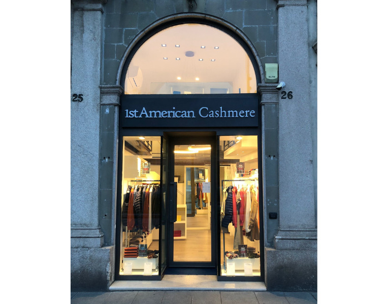 Progetto senza titolo 2 8 1stAmerican è presente con i suoi negozi a Milano, in Lombardia e sull’intero territorio nazionale. Il cashmere, tessuto pregiato e prodotto di punta che l’azienda milanese propone da sempre nelle sue collezioni, viene prodotto a partire dalla selezione importante dei filati, rigorosamente di alta qualità. La lavorazione è realizzata presso laboratori e artigiani del Made in Italy e rappresenta il fiore all’occhiello di una produzione nel segno dell’eco-sostenibilità e dell’artigianalità. Un discorso che vale anche per gli altri tessuti impiegati, il lino e la seta, ma che per il cashmere è ancora più importante, essendo il prodotto di punta di 1stAmerican.